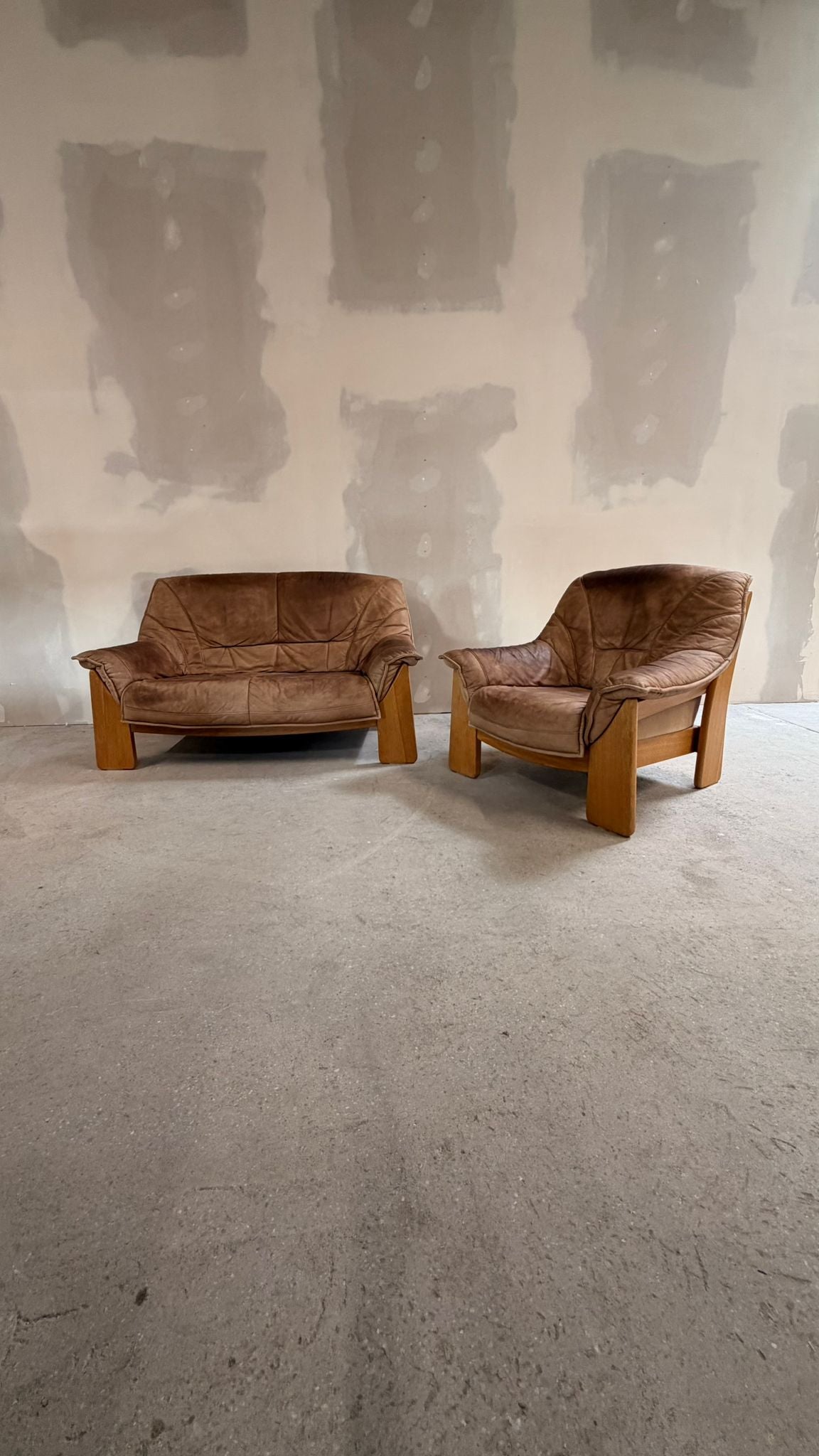 Brutalistisches 2er Sofa aus Leder und Teakholz aus den 70er