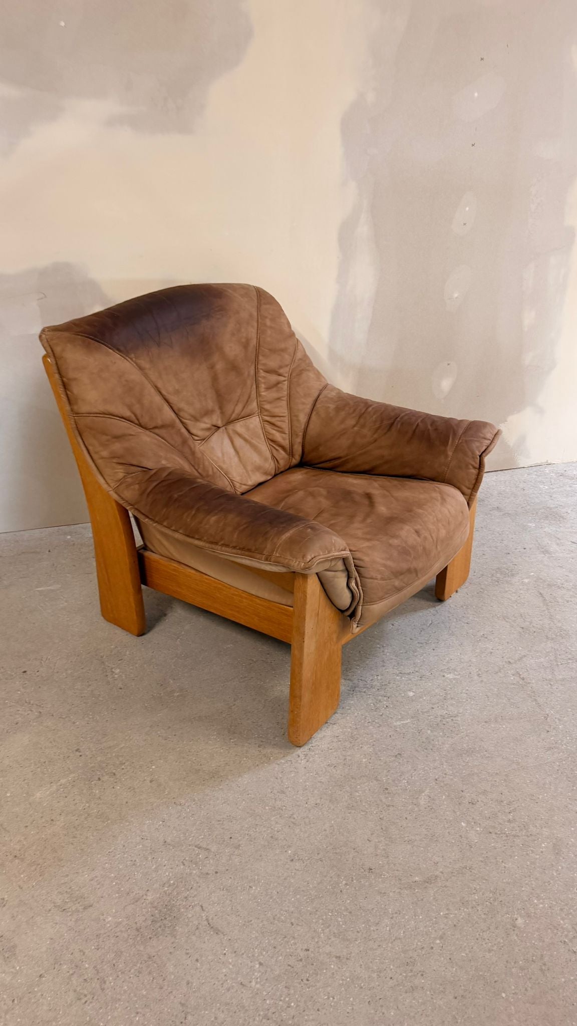 Brutalistischer Sessel aus Leder und Teakholz aus den 70er