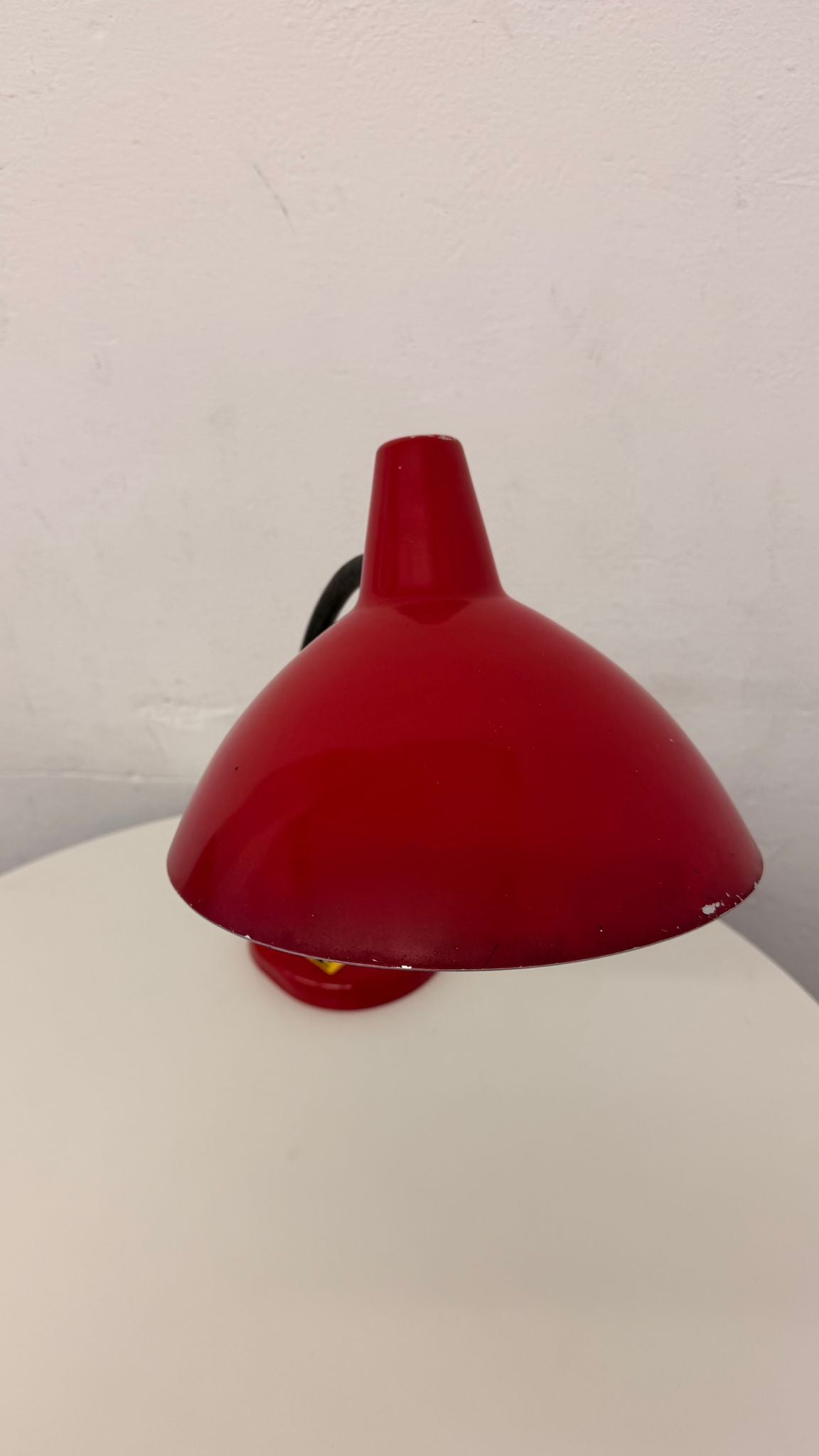 Retro Tischlampe aus den 60er Jahren im Bauhaus Stil