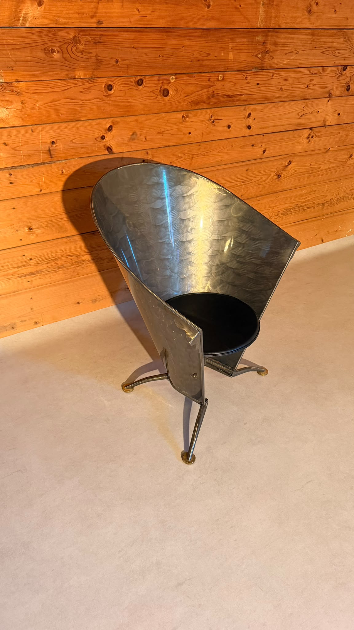 Postmoderner skulpturaler Sessel von Steel Line aus den 80er