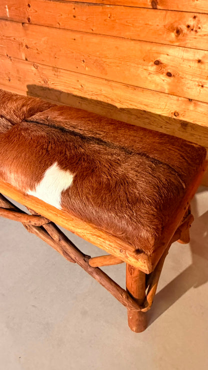 Rustikale Holzbank mit Echtfell im Chalet-Stil