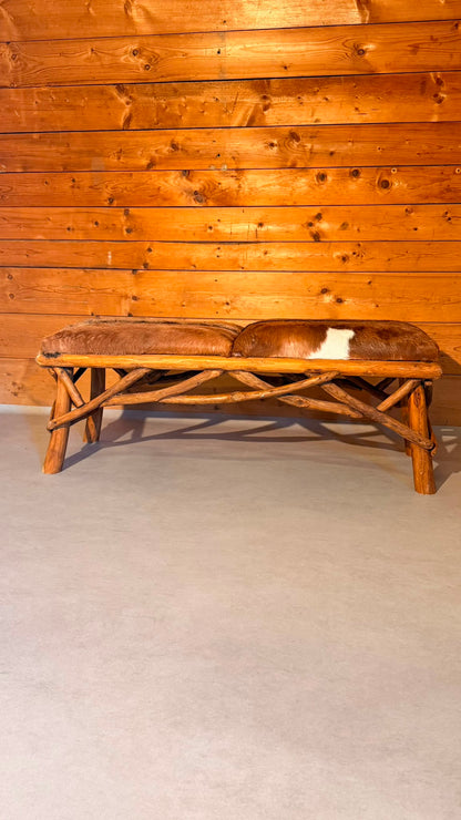 Rustikale Holzbank mit Echtfell im Chalet-Stil