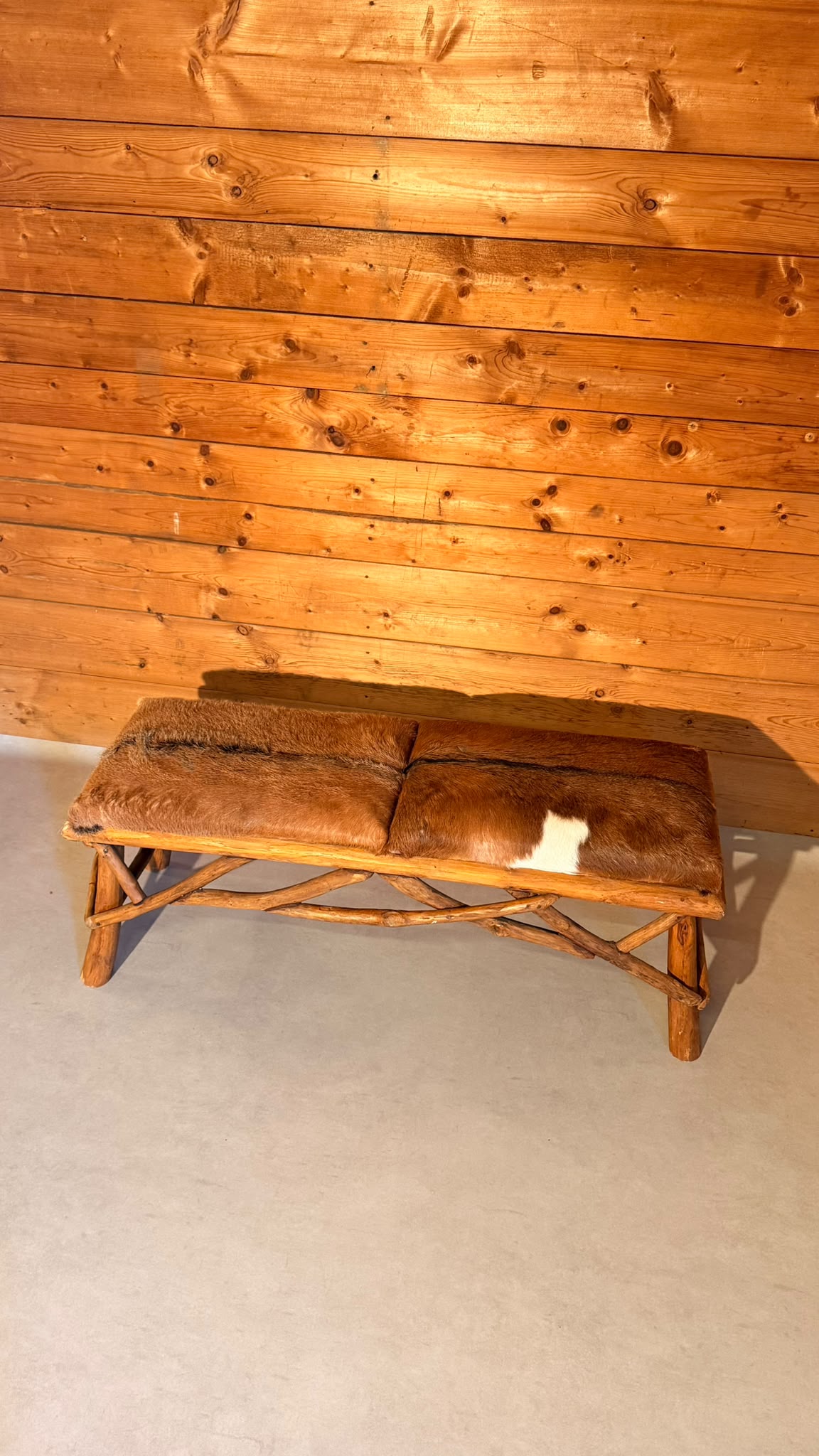 Rustikale Holzbank mit Echtfell im Chalet-Stil