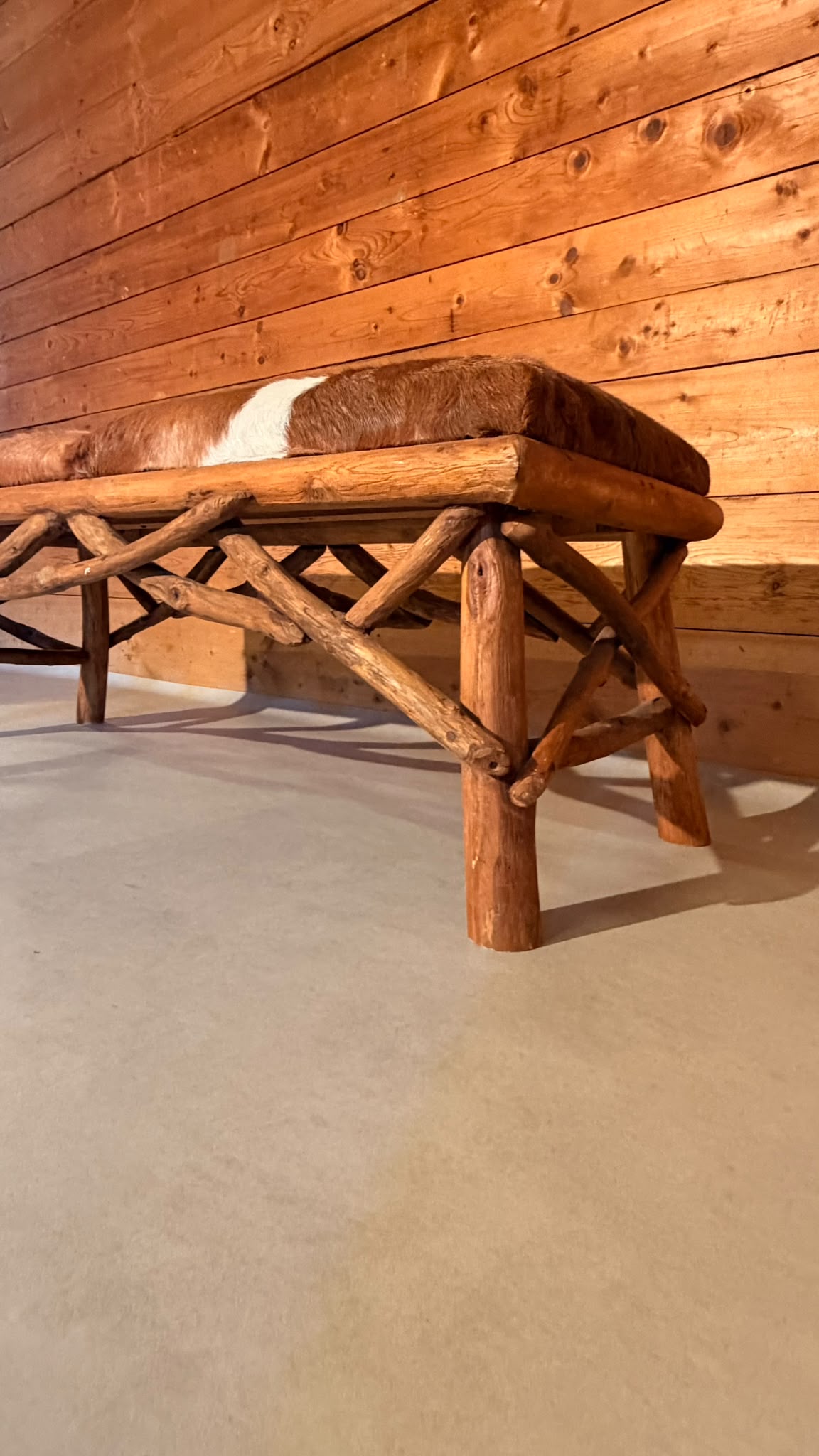 Rustikale Holzbank mit Echtfell im Chalet-Stil