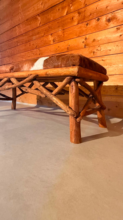 Rustikale Holzbank mit Echtfell im Chalet-Stil