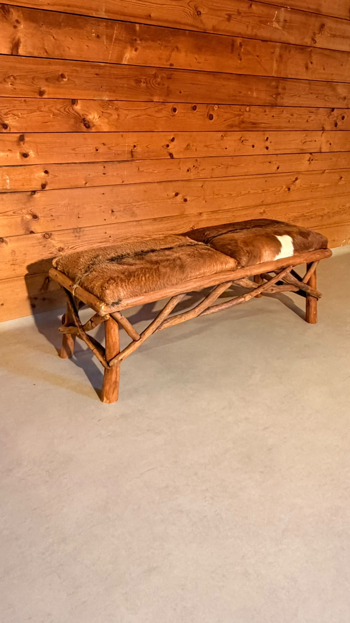 Rustikale Holzbank mit Echtfell im Chalet-Stil