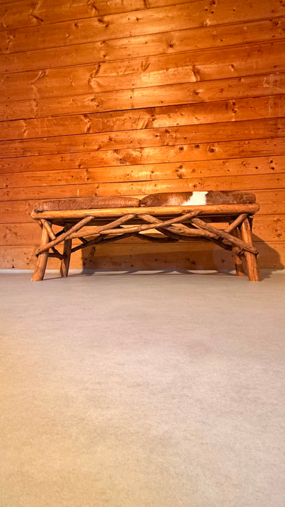 Rustikale Holzbank mit Echtfell im Chalet-Stil