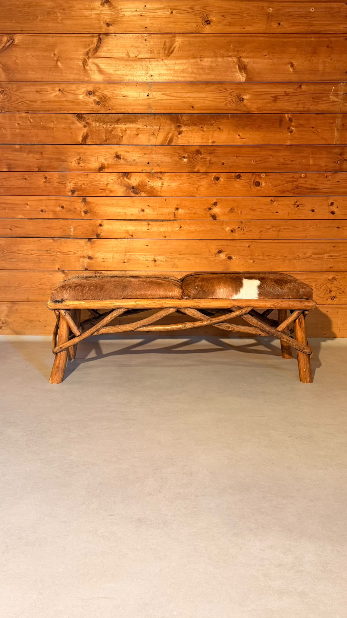 Rustikale Holzbank mit Echtfell im Chalet-Stil