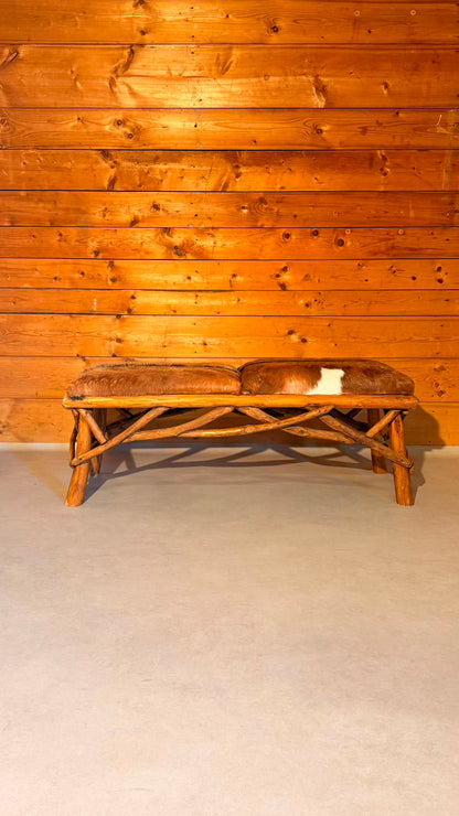 Rustikale Holzbank mit Echtfell im Chalet-Stil