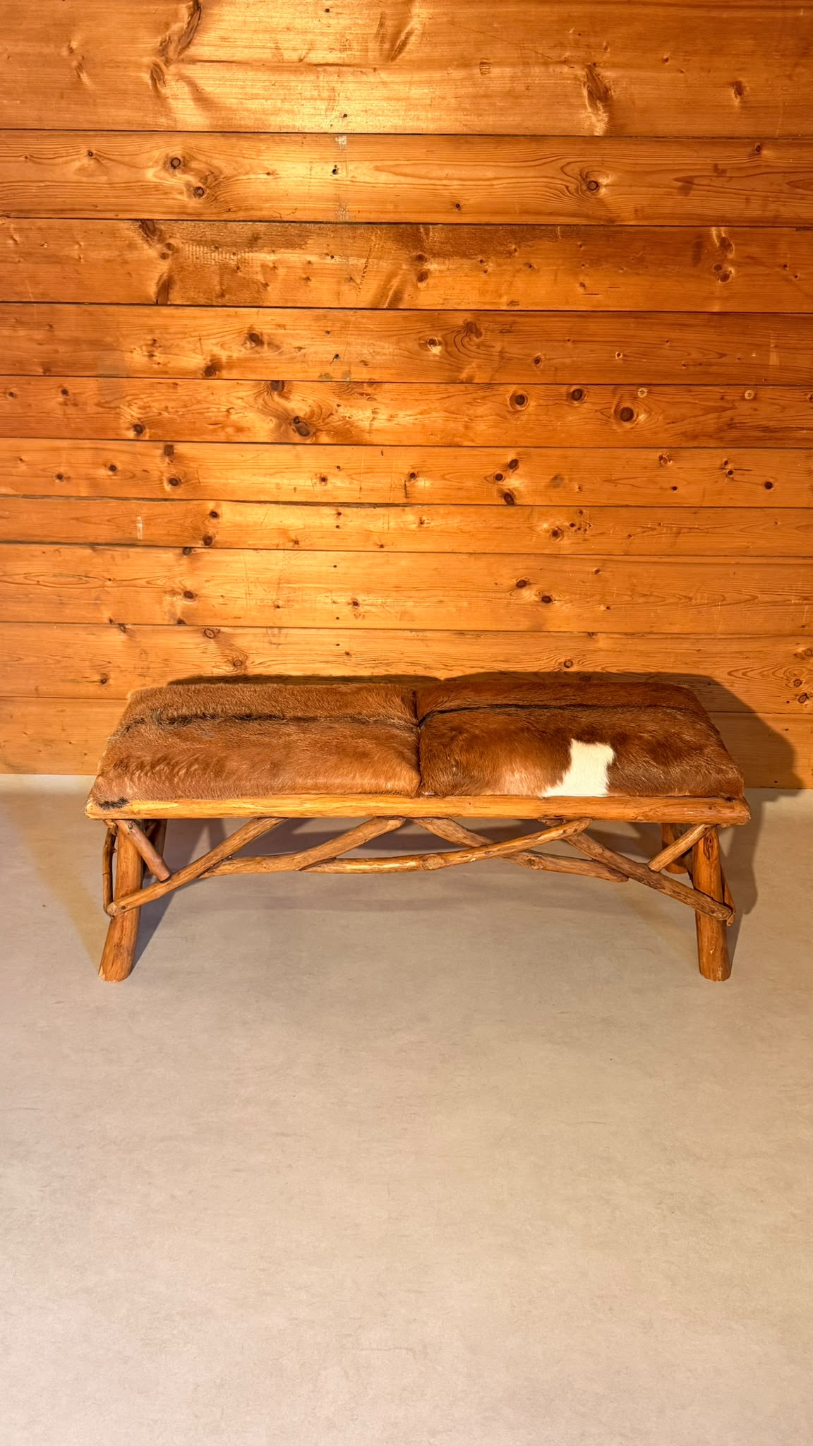 Rustikale Holzbank mit Echtfell im Chalet-Stil