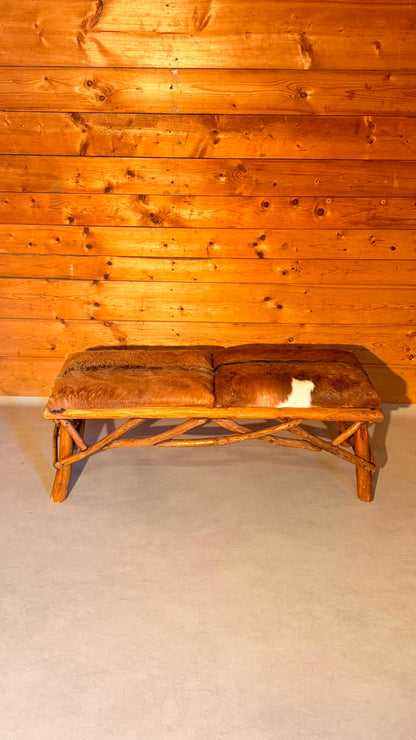 Rustikale Holzbank mit Echtfell im Chalet-Stil