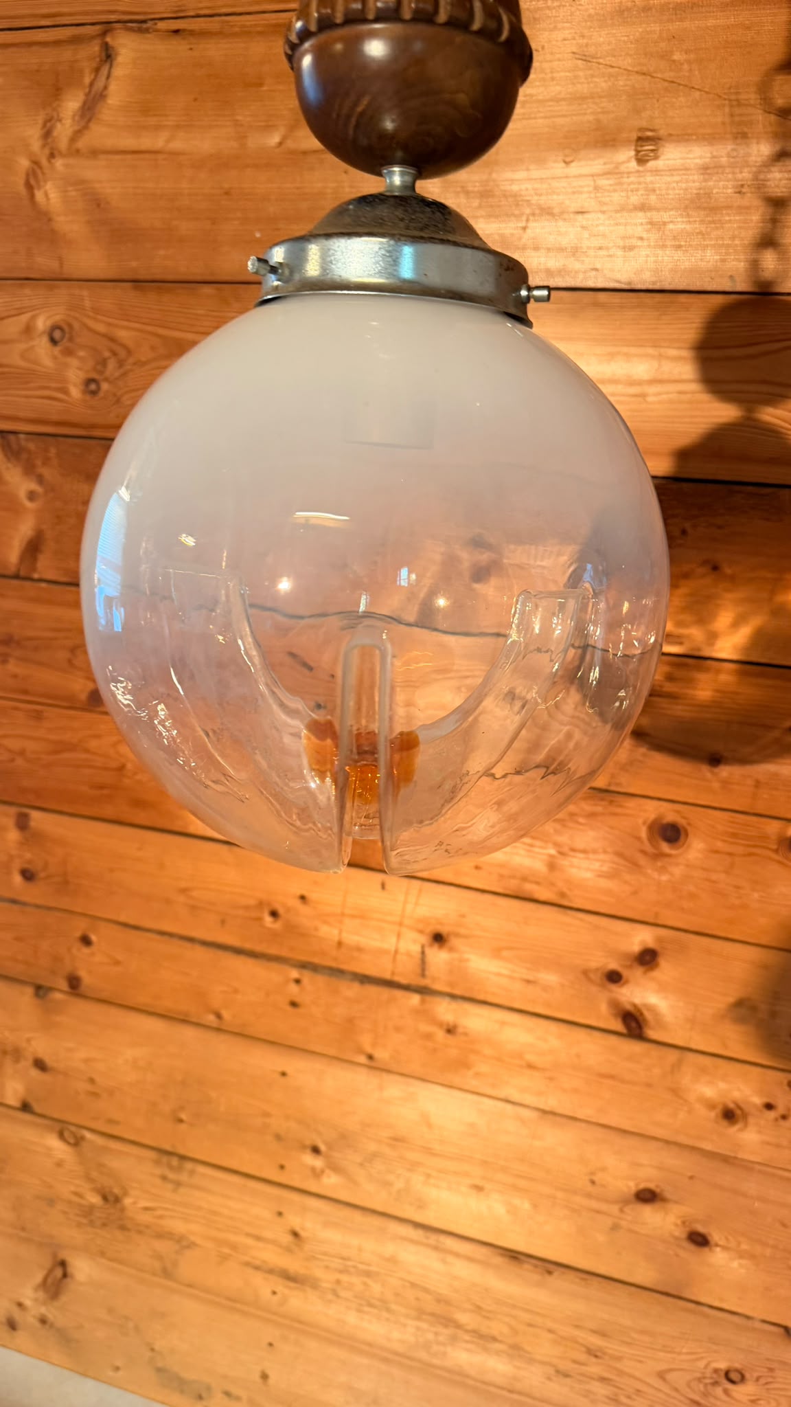 Italienische Mid-Century Hängelampe Opalglas Holz Kugellampe