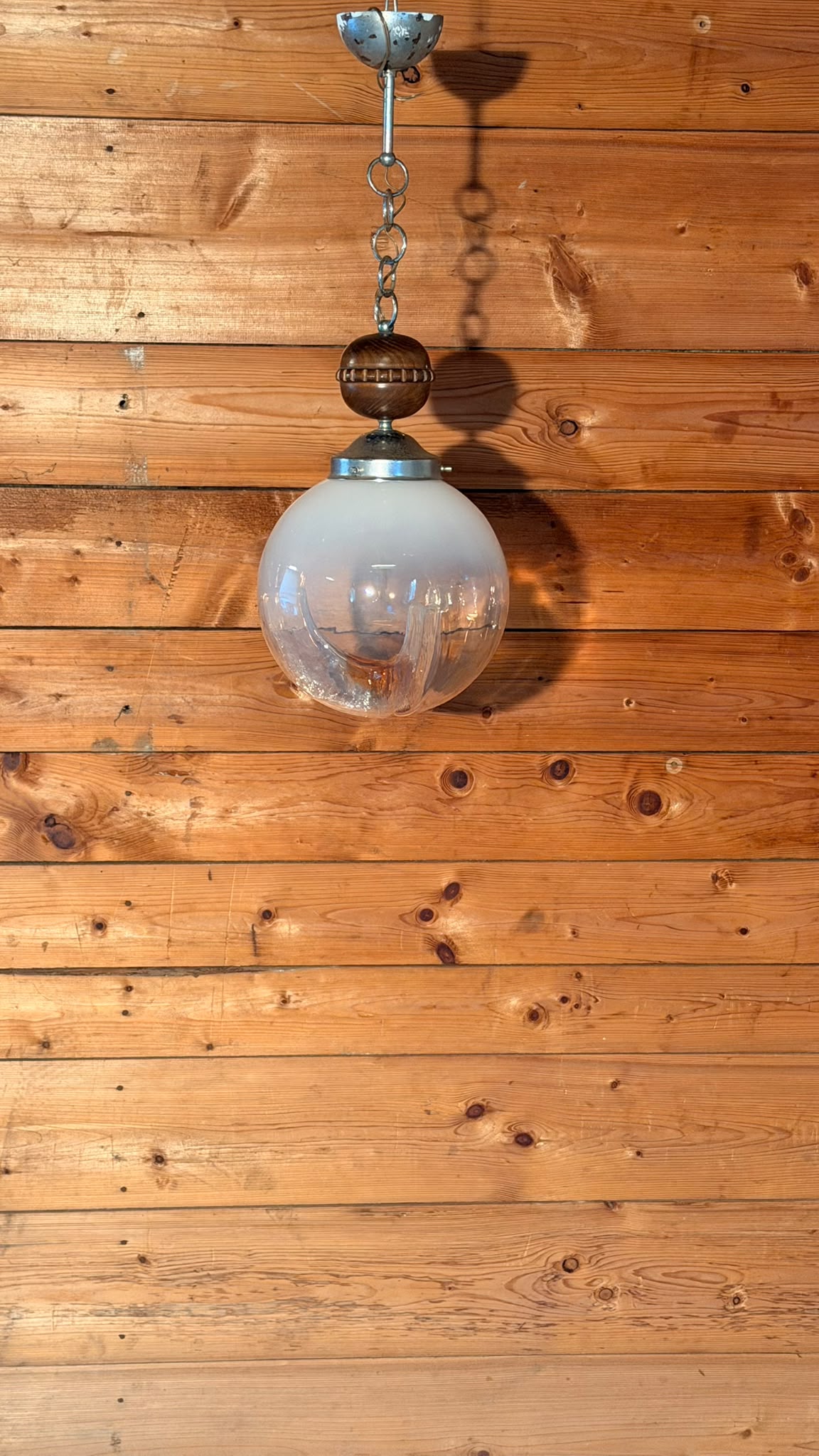 Italienische Mid-Century Hängelampe Opalglas Holz Kugellampe