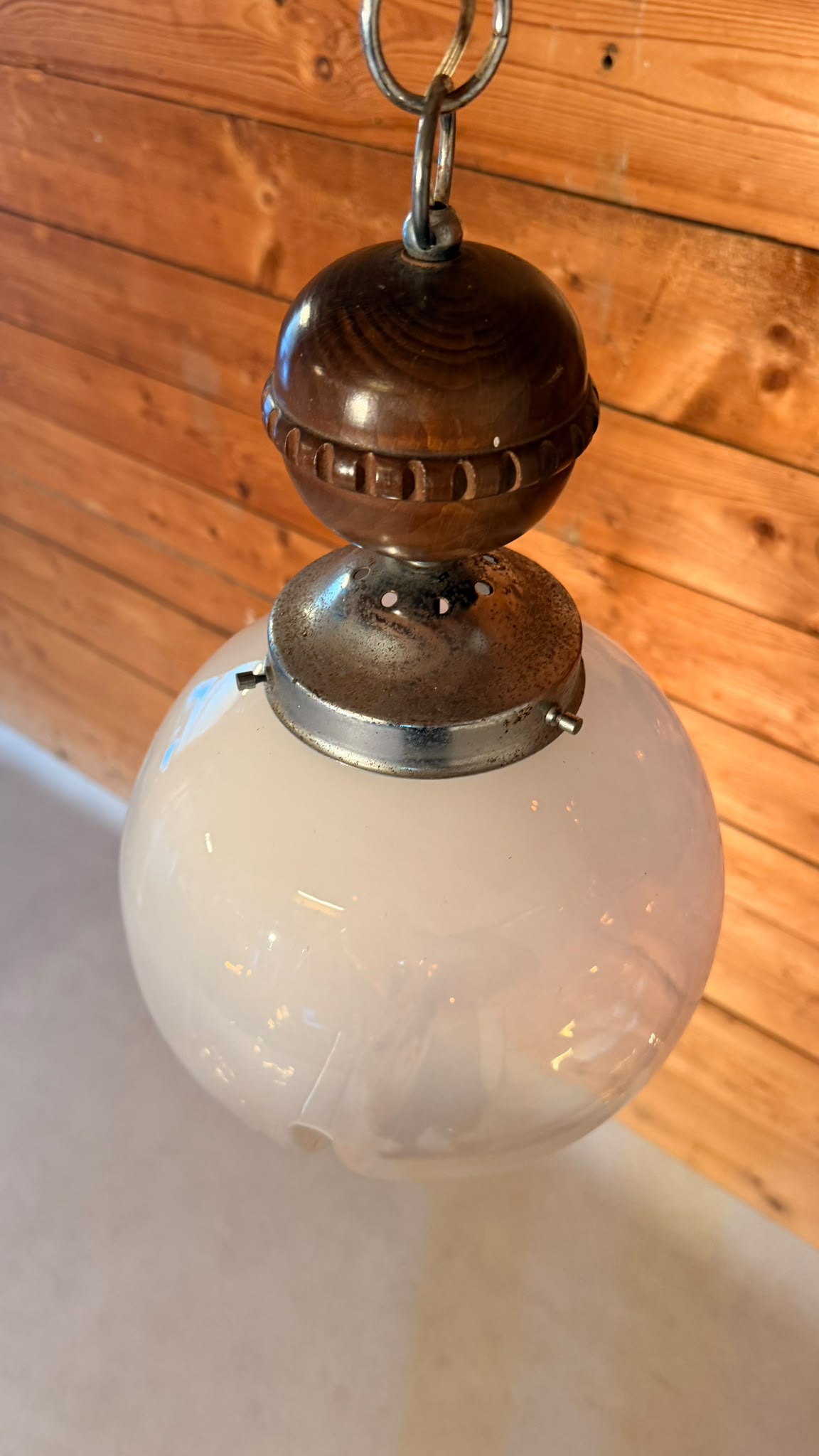 Italienische Mid-Century Hängelampe Opalglas Holz Kugellampe