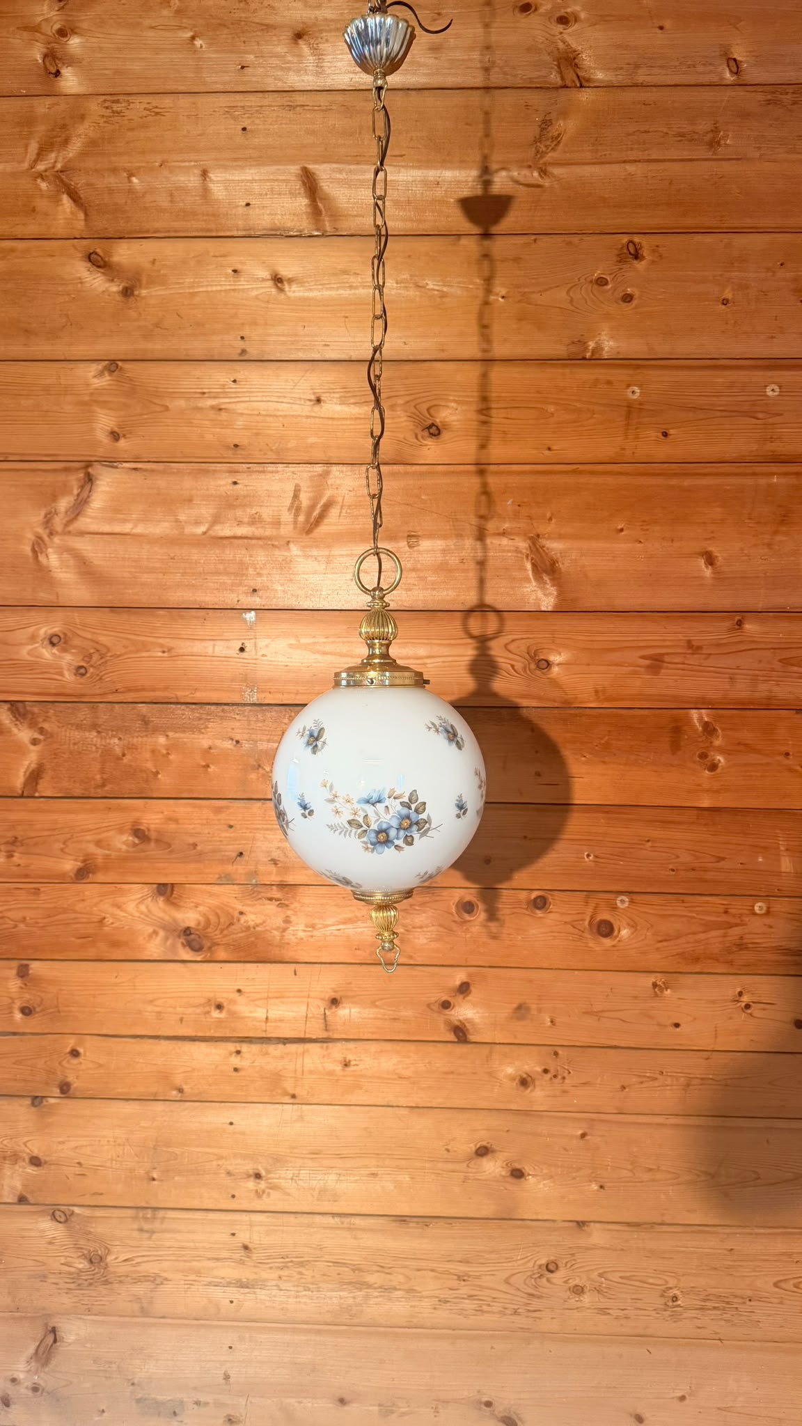 Vintage Hängelampe Opalglas Messing Blumenmuster aus Italien
