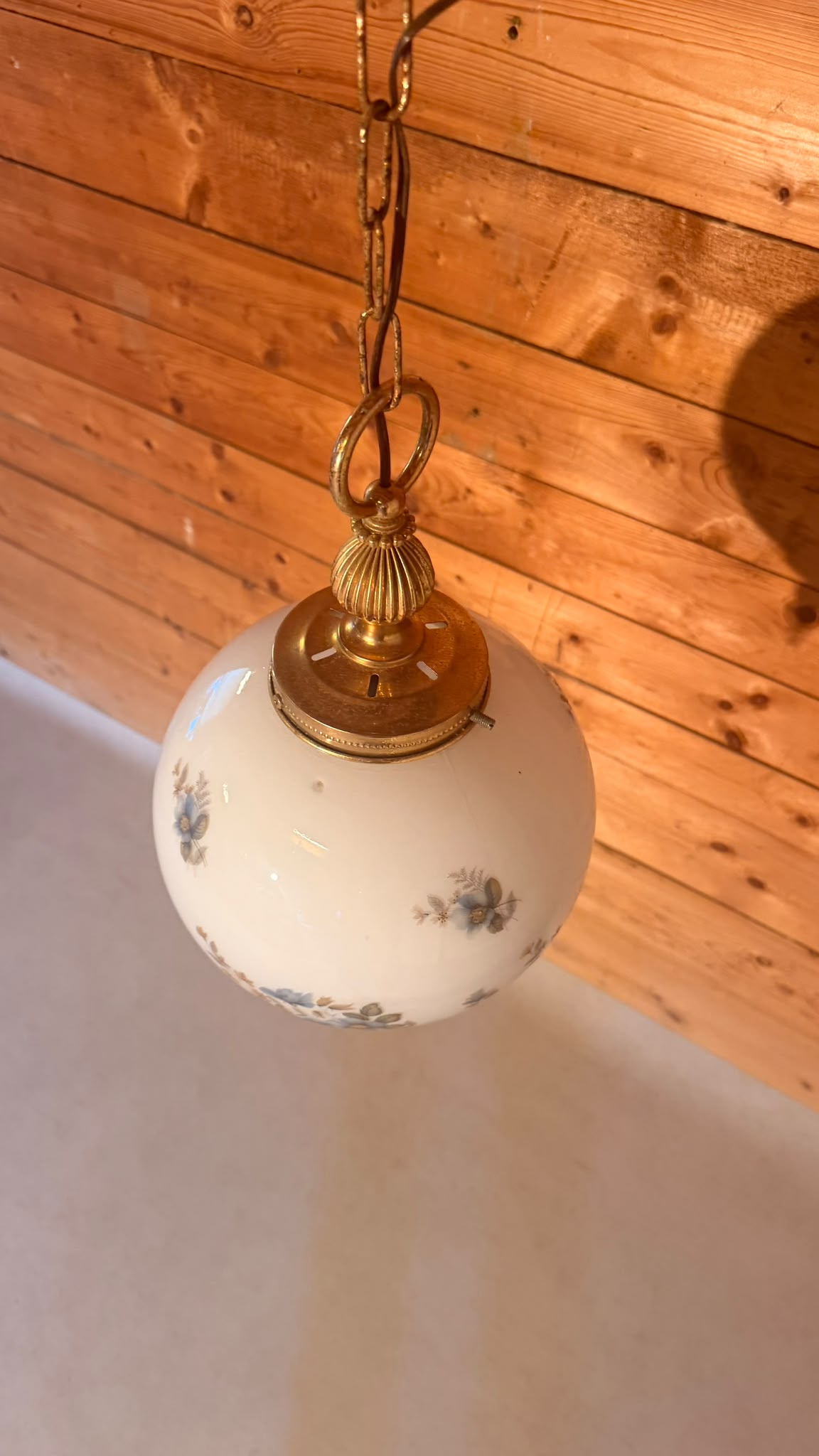 Vintage Hängelampe Opalglas Messing Blumenmuster aus Italien