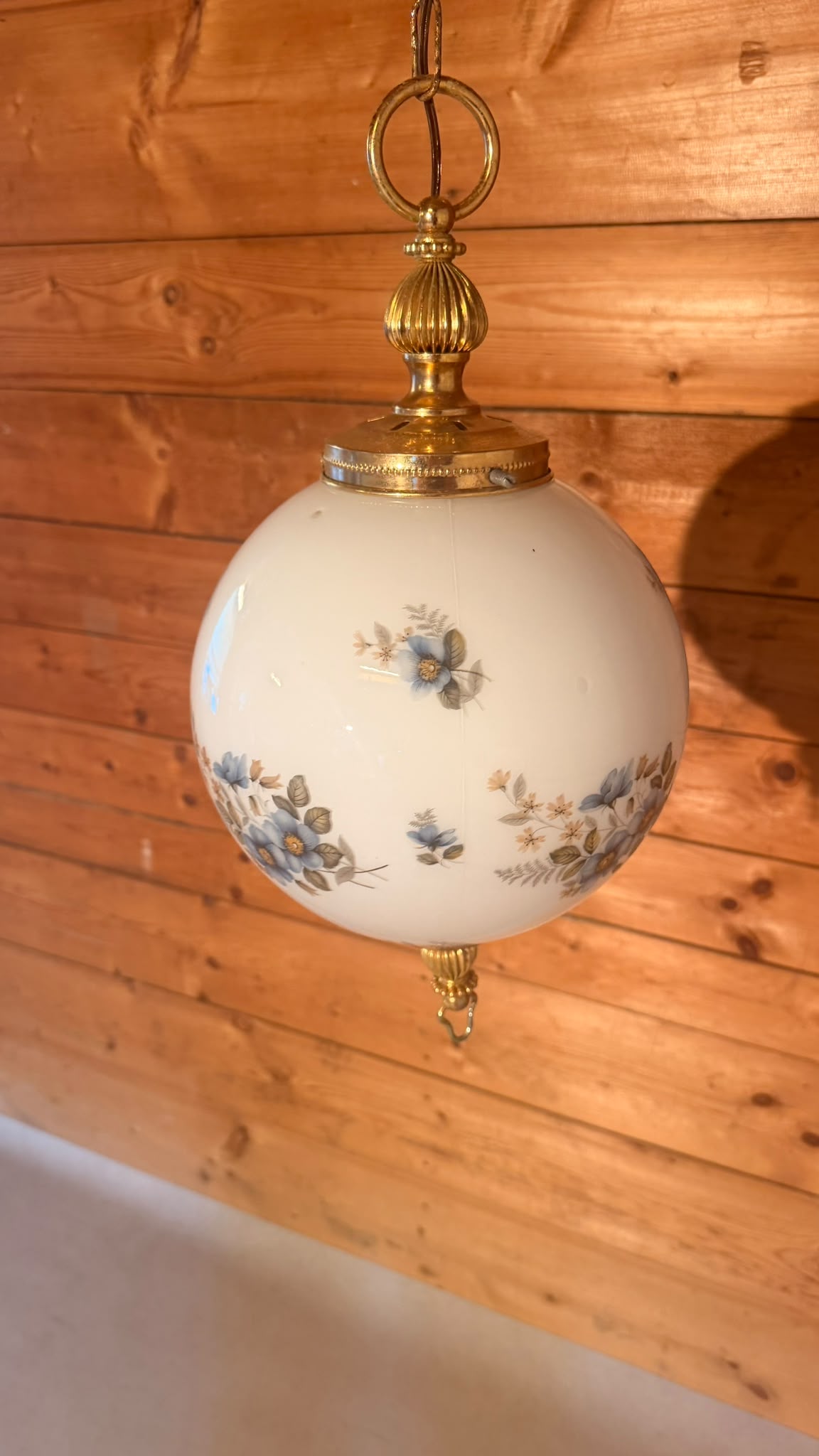 Vintage Hängelampe Opalglas Messing Blumenmuster aus Italien