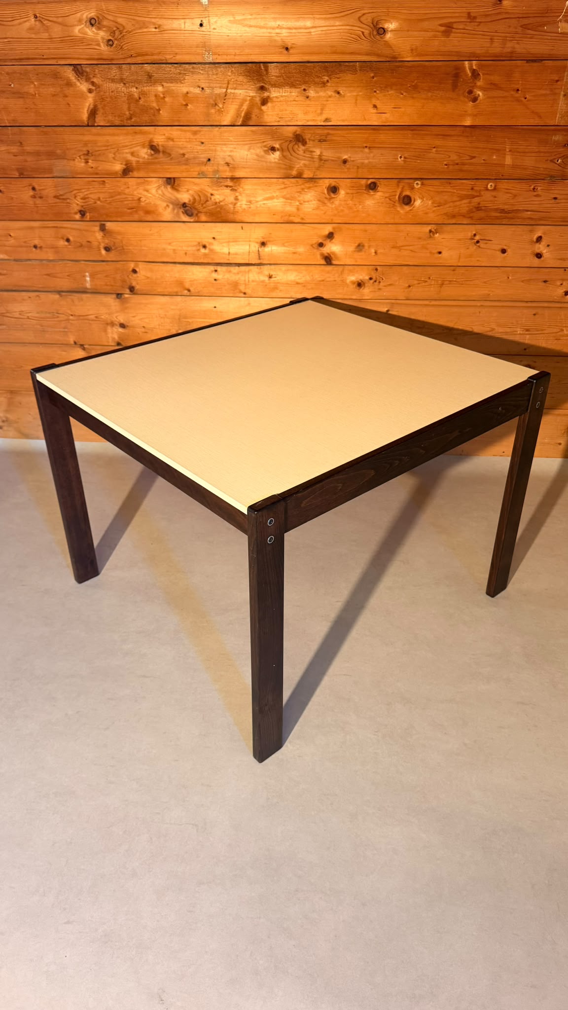 Vintage Tisch mit dunklen Holzbeinen und helle Tischplatte