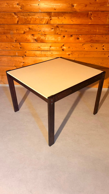 Vintage Tisch mit dunklen Holzbeinen und helle Tischplatte