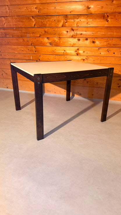 Vintage Tisch mit dunklen Holzbeinen und helle Tischplatte