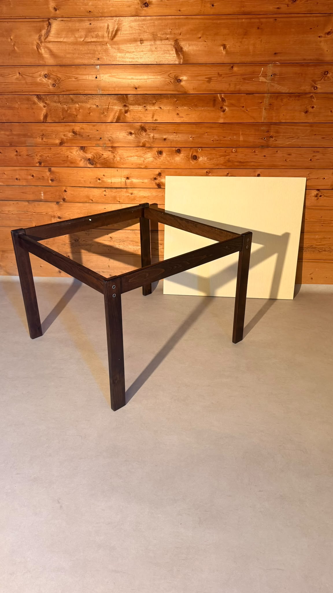 Vintage Tisch mit dunklen Holzbeinen und helle Tischplatte