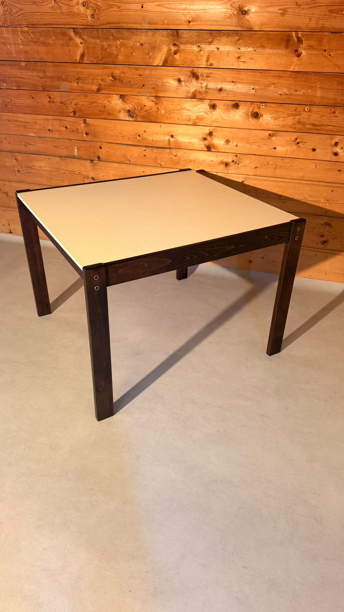 Vintage Tisch mit dunklen Holzbeinen und helle Tischplatte