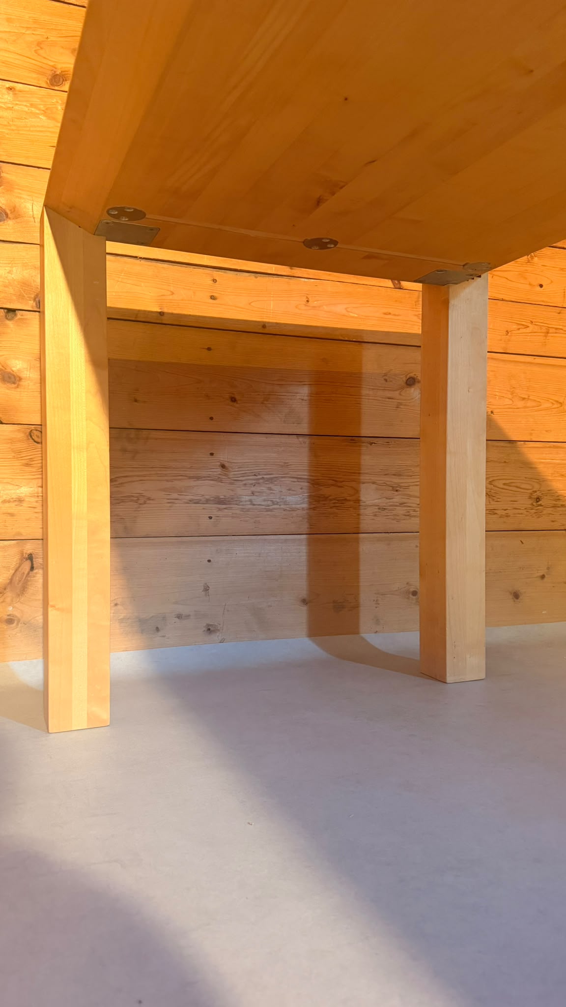 Design Esstisch aus Massivholz und filigraner Tischplatte