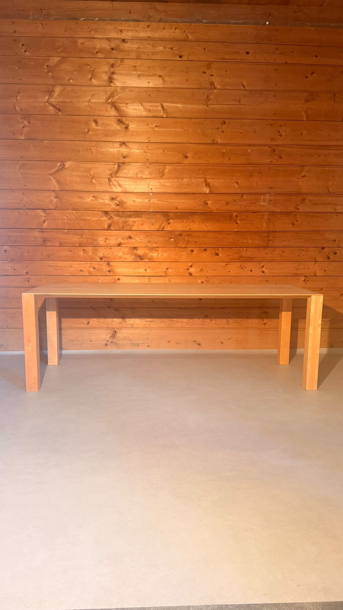 Design Esstisch aus Massivholz und filigraner Tischplatte