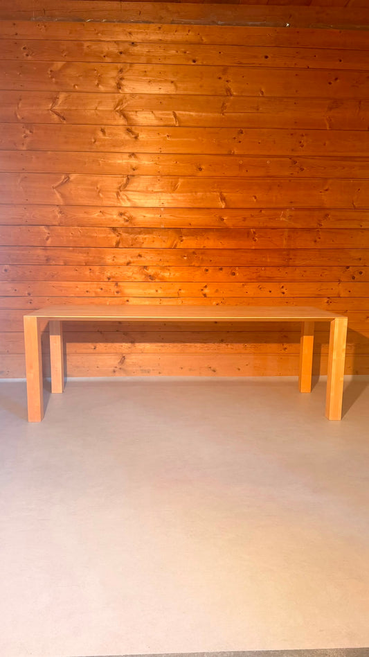 Design Esstisch aus Massivholz und filigraner Tischplatte