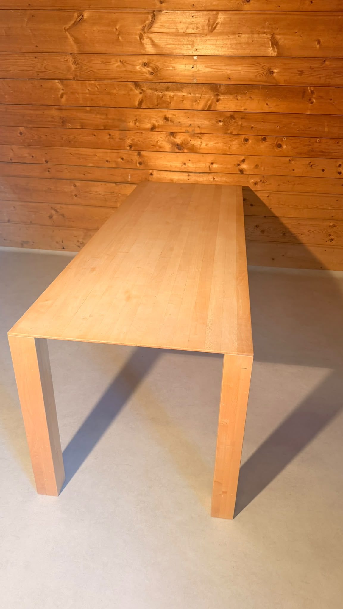 Design Esstisch aus Massivholz und filigraner Tischplatte