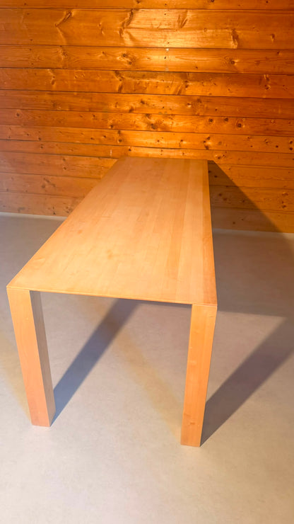 Design Esstisch aus Massivholz und filigraner Tischplatte