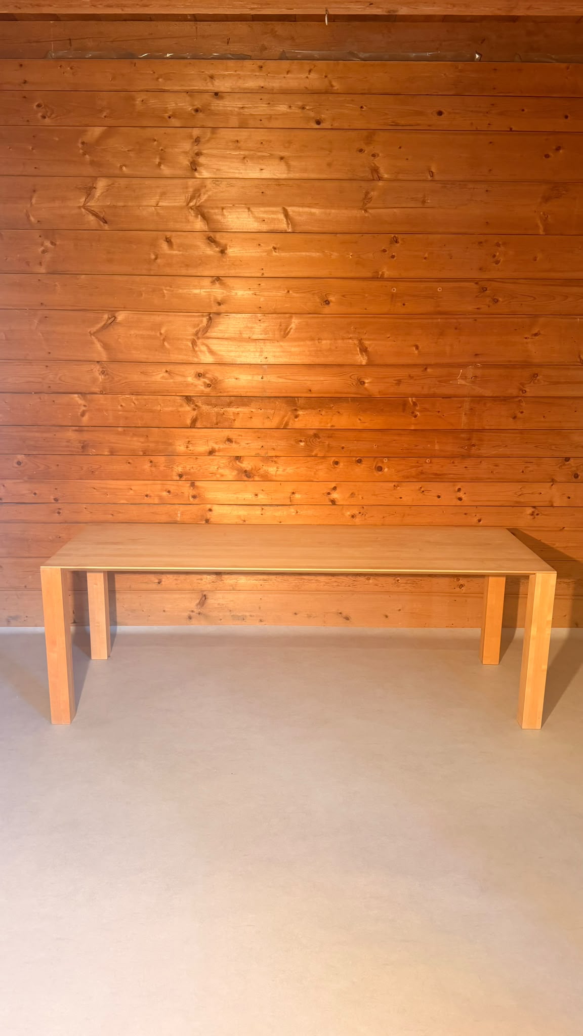 Design Esstisch aus Massivholz und filigraner Tischplatte