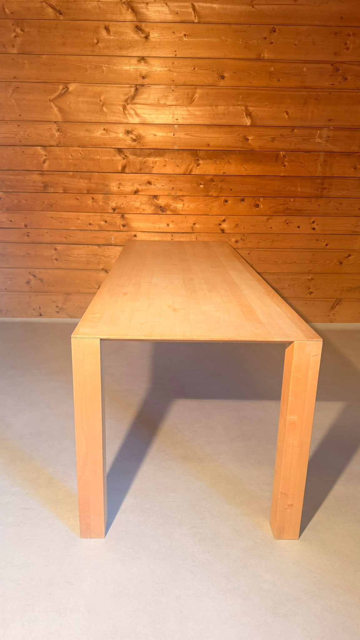 Design Esstisch aus Massivholz und filigraner Tischplatte