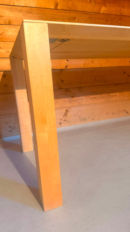 Design Esstisch aus Massivholz und filigraner Tischplatte