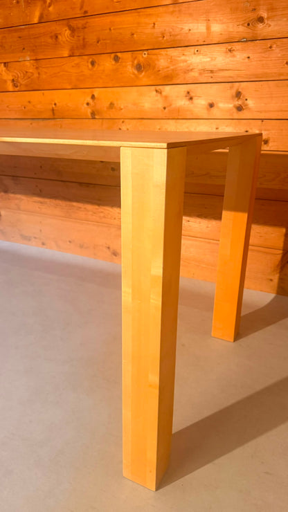 Design Esstisch aus Massivholz und filigraner Tischplatte
