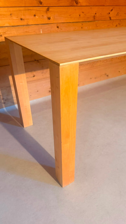 Design Esstisch aus Massivholz und filigraner Tischplatte