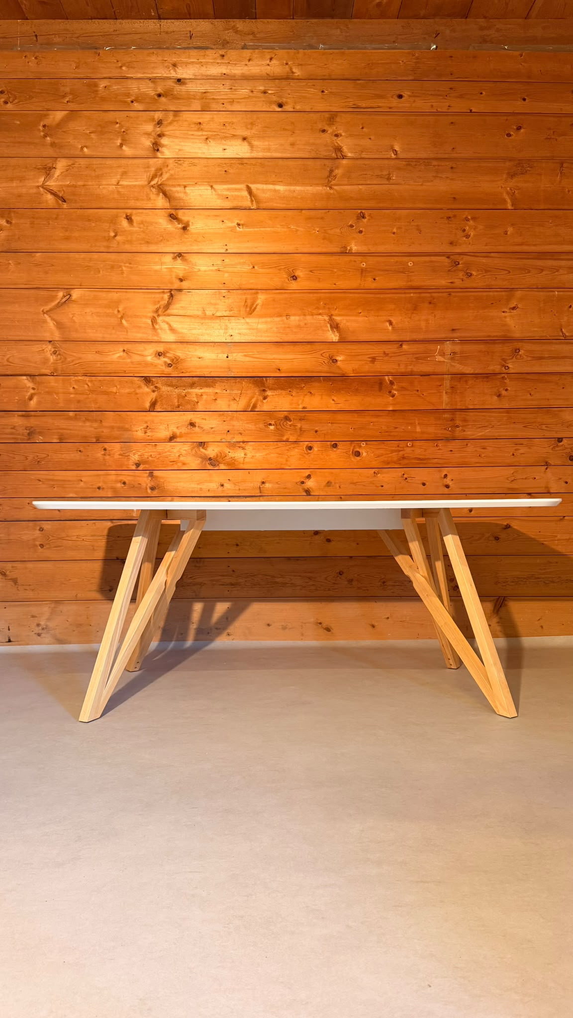 Design Tisch in weiss mit Holzgestell im Skandi Stil