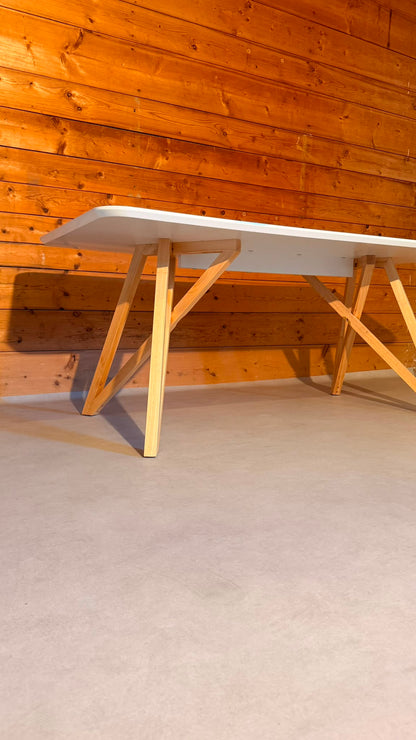 Design Tisch in weiss mit Holzgestell im Skandi Stil