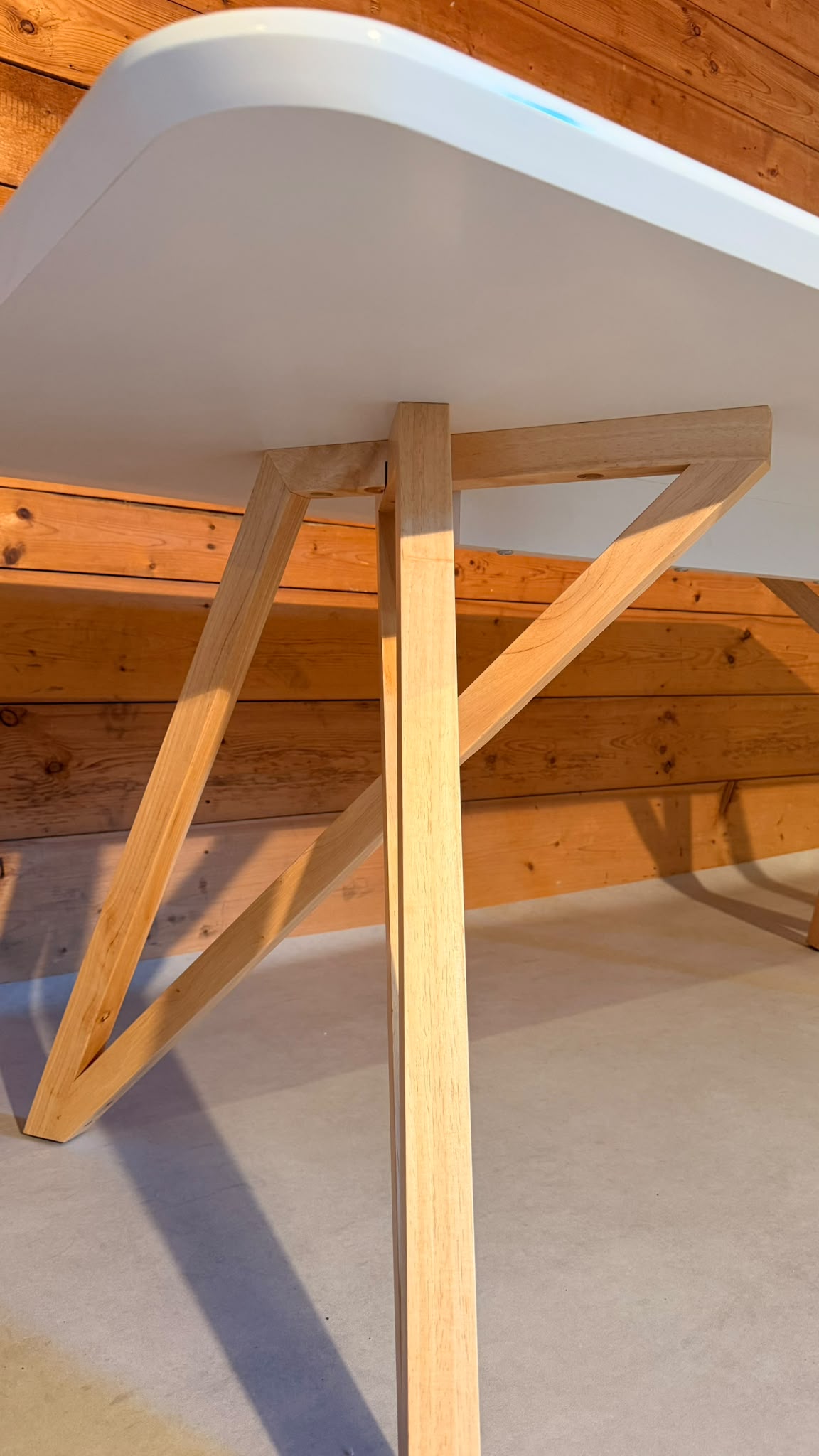 Design Tisch in weiss mit Holzgestell im Skandi Stil