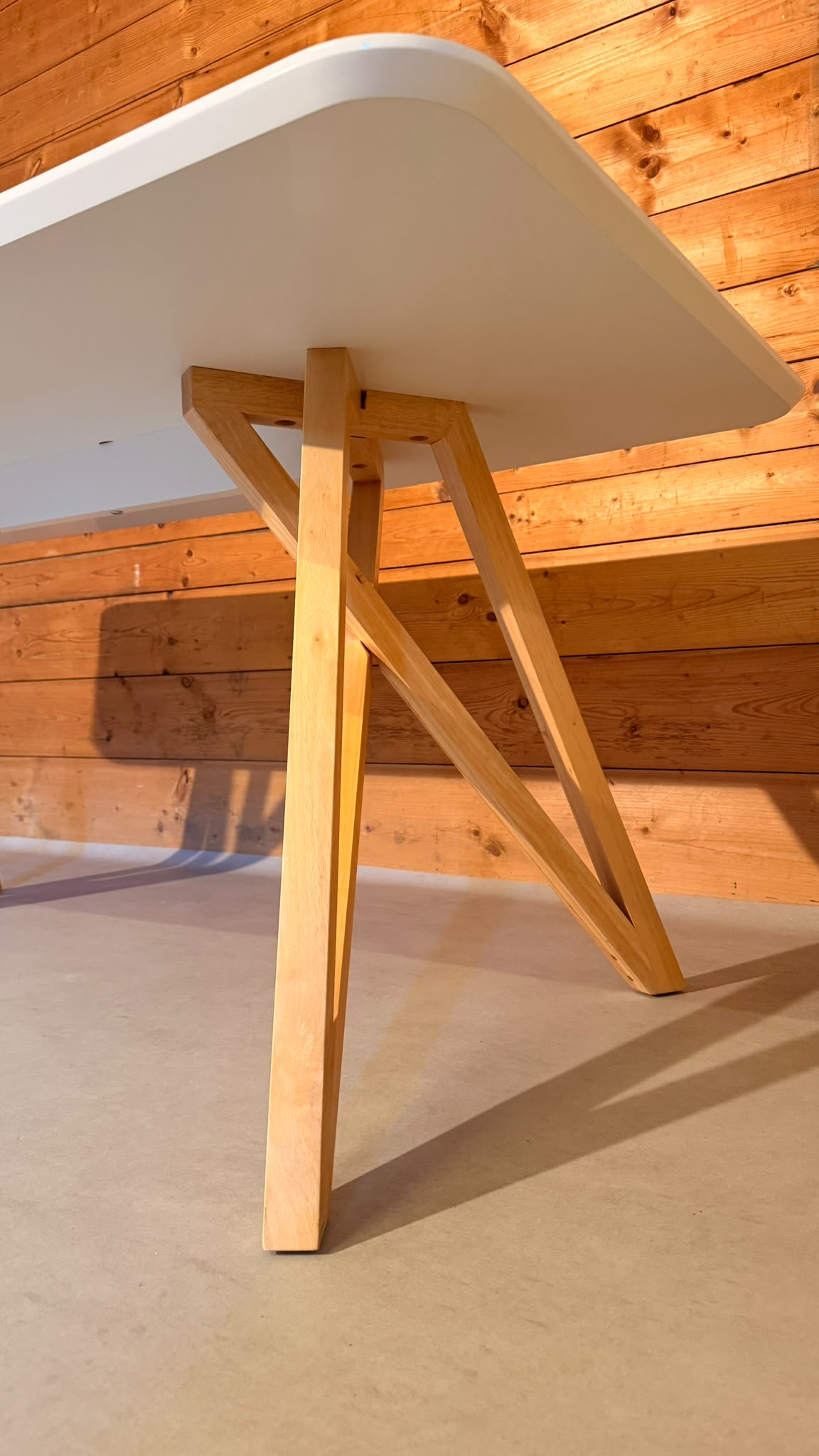 Design Tisch in weiss mit Holzgestell im Skandi Stil