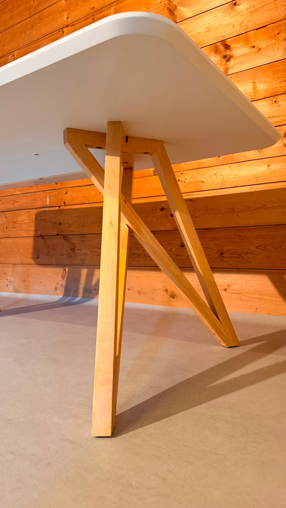 Design Tisch in weiss mit Holzgestell im Skandi Stil