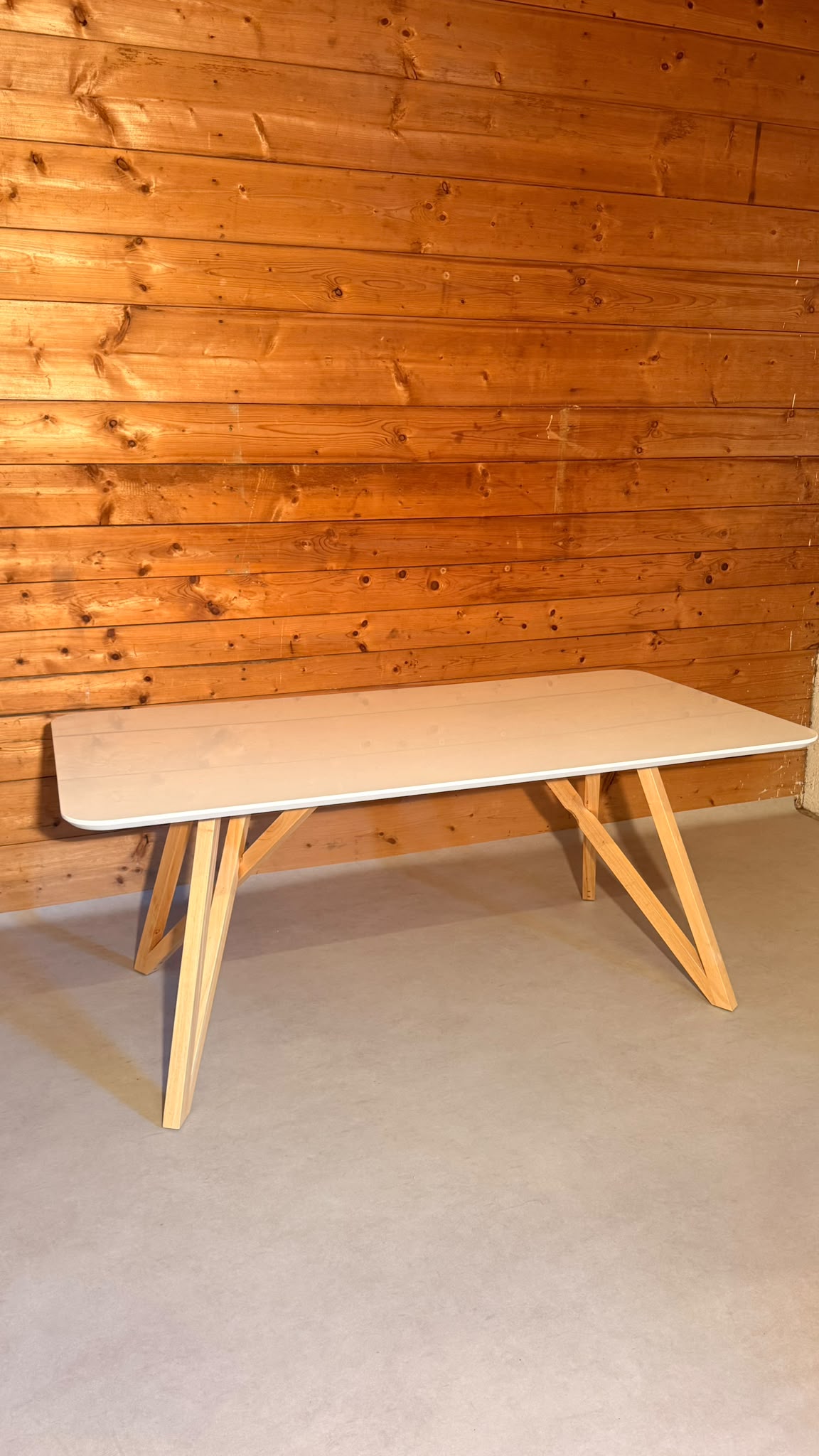 Design Tisch in weiss mit Holzgestell im Skandi Stil