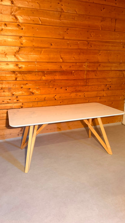 Design Tisch in weiss mit Holzgestell im Skandi Stil