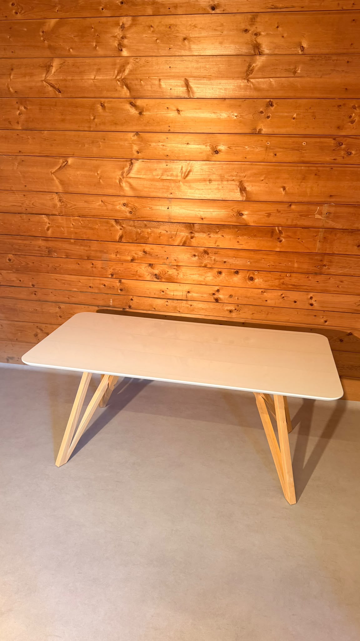 Design Tisch in weiss mit Holzgestell im Skandi Stil
