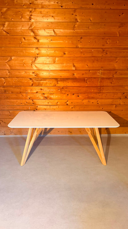 Design Tisch in weiss mit Holzgestell im Skandi Stil