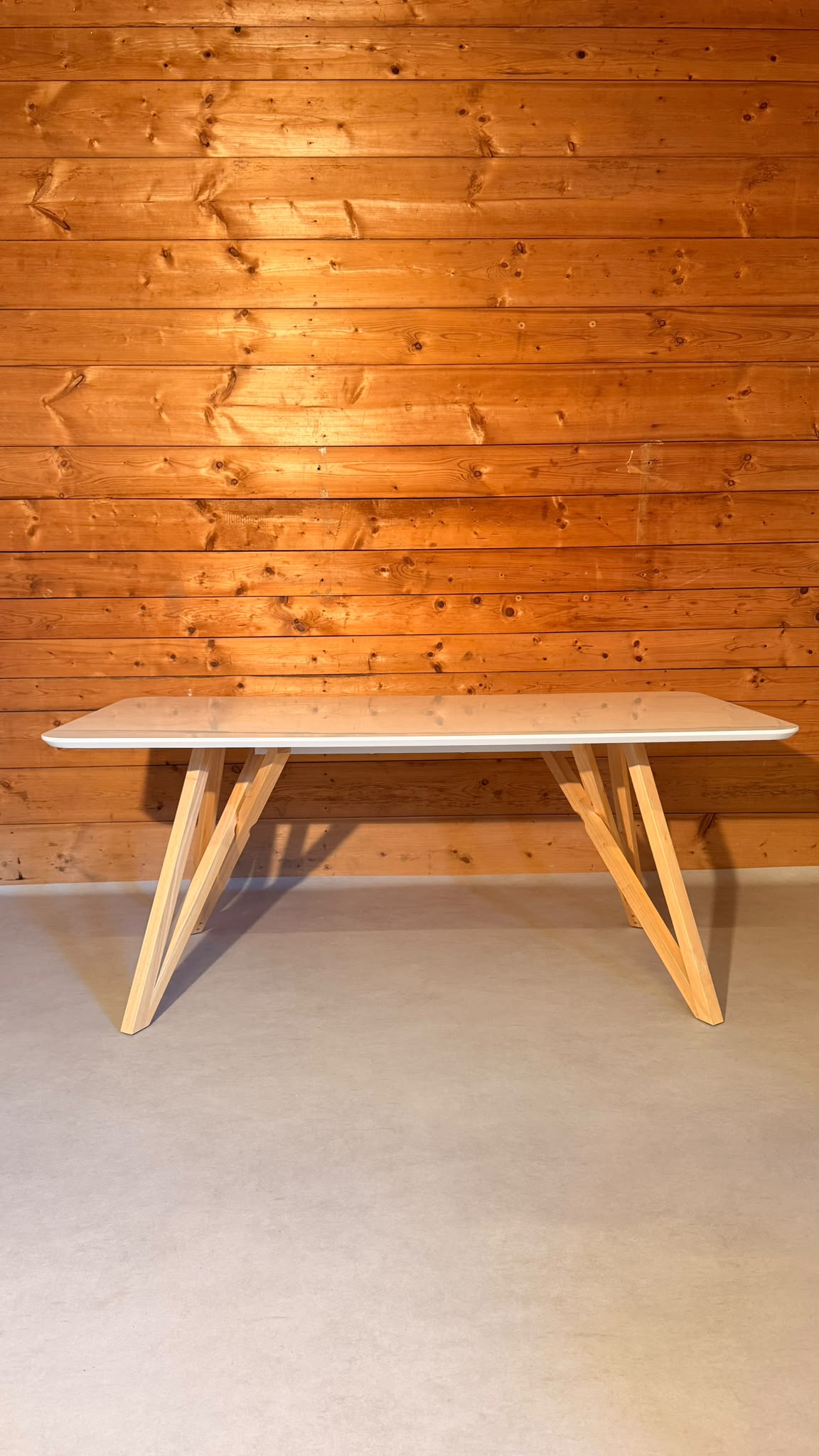Design Tisch in weiss mit Holzgestell im Skandi Stil