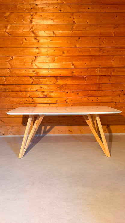 Design Tisch in weiss mit Holzgestell im Skandi Stil
