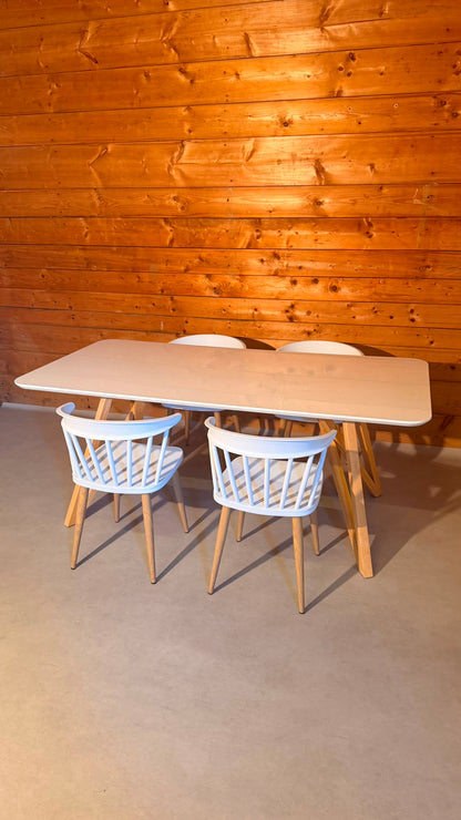 Design Tisch in weiss mit Holzgestell im Skandi Stil