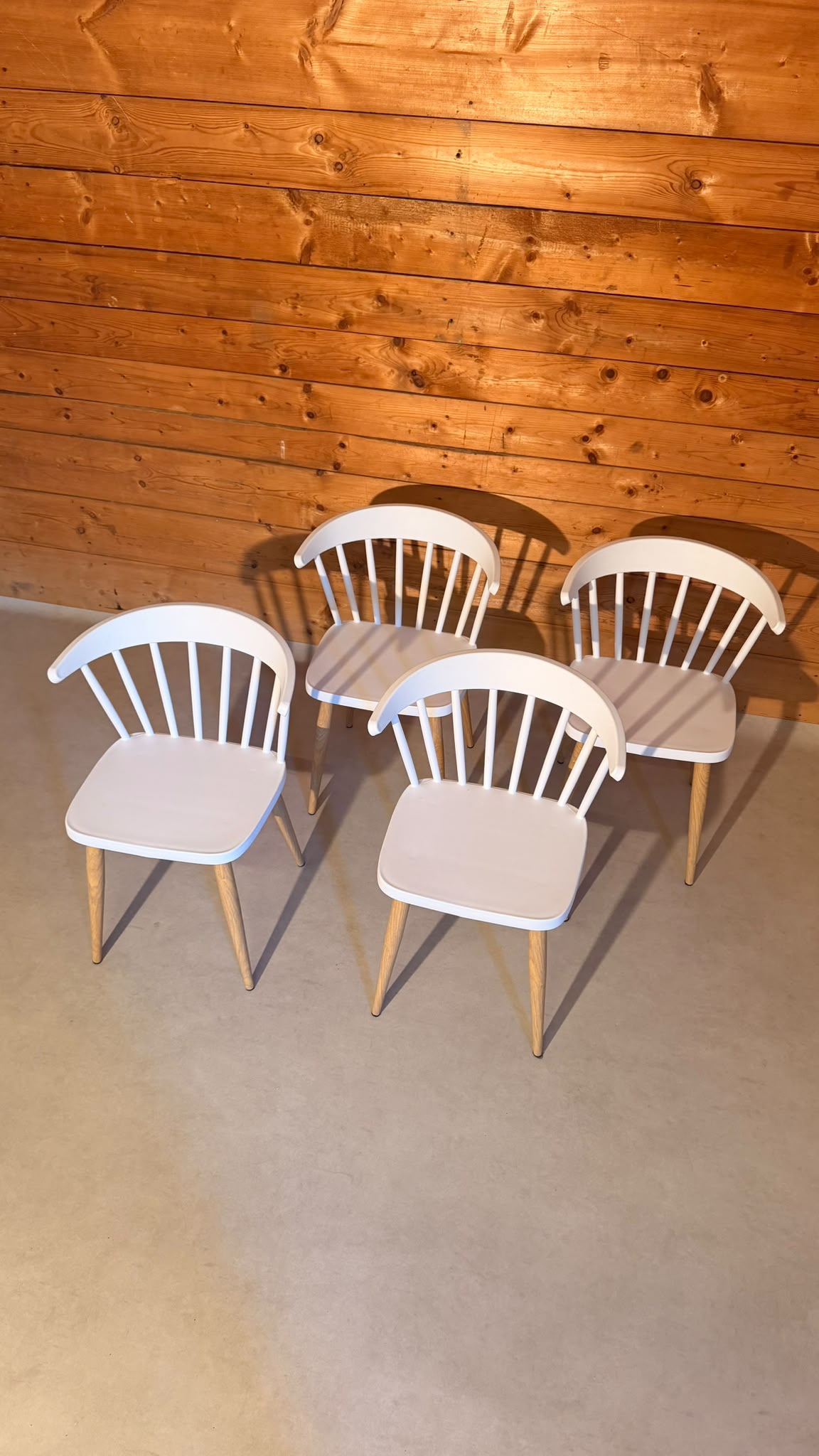 4 Stühle im skandinavischen Windsor Stil, Sprossenstühle