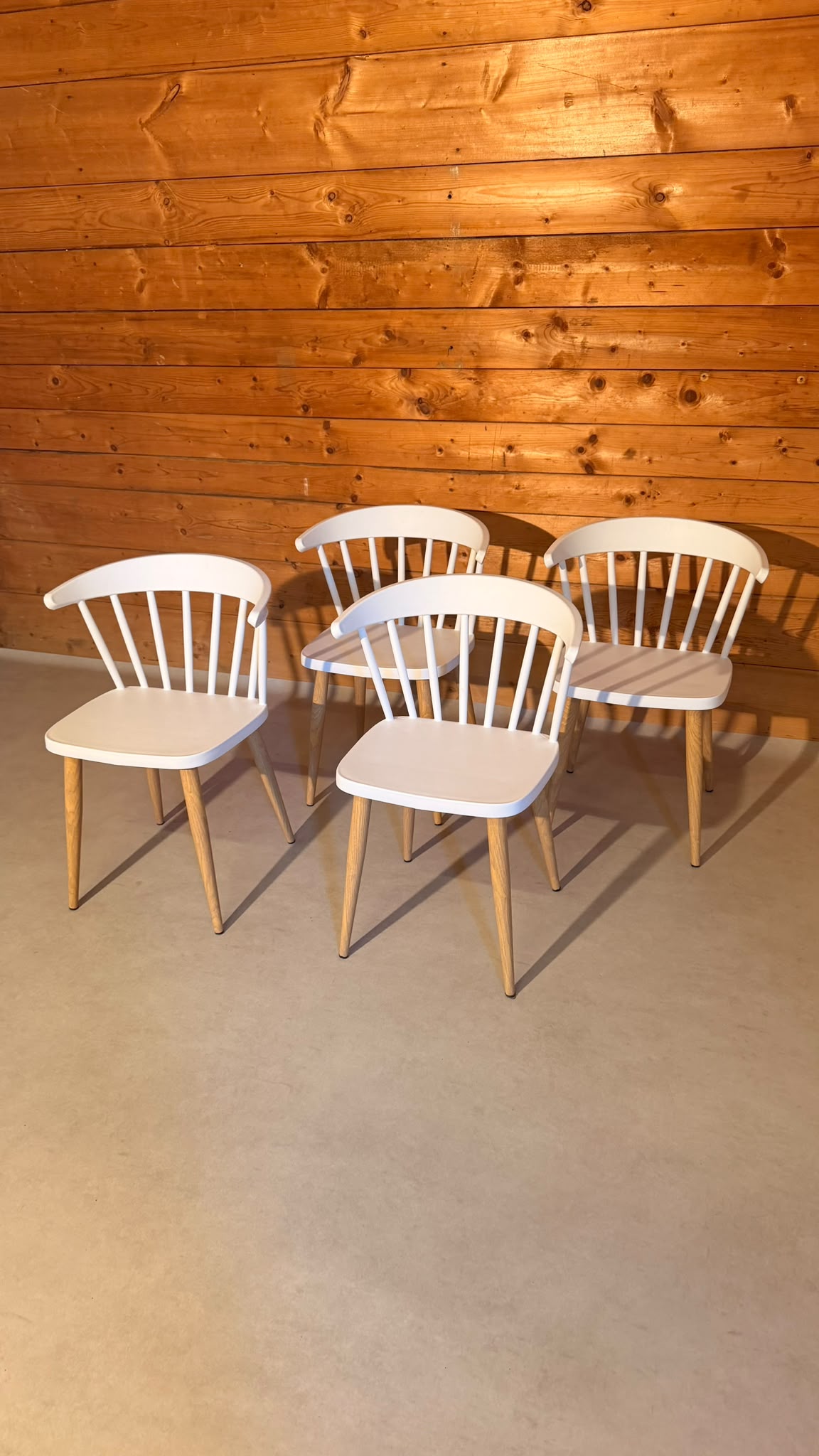 4 Stühle im skandinavischen Windsor Stil, Sprossenstühle